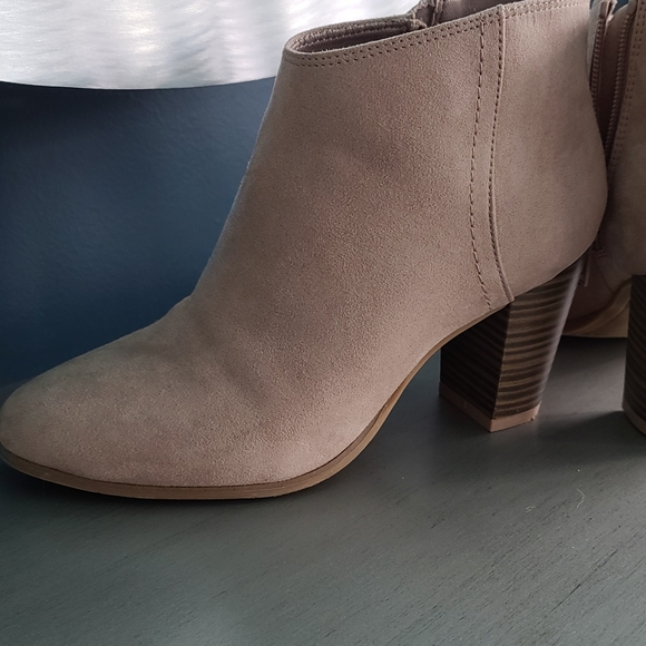 Like new beige tan ankle boots womens size 6 - Picture 5 of 5